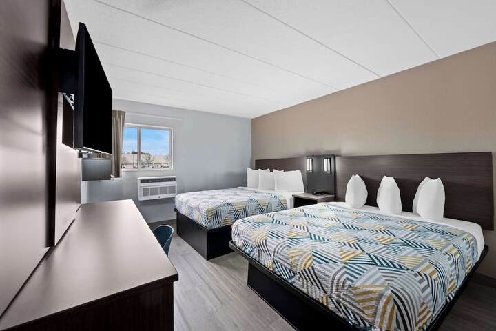 1 Queen Bed (3 of 18)