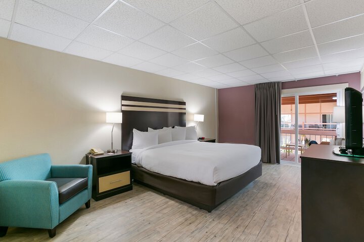 Deluxe King Bed (4 of 14)