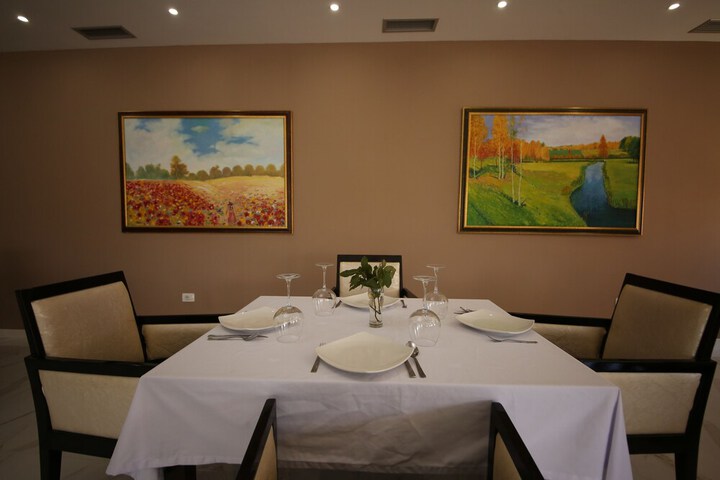 Dining 32 of 45