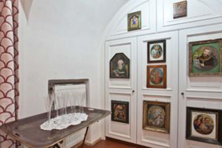 Room 10 of 18