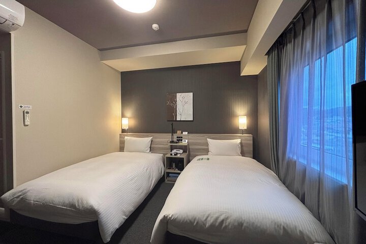 Room 10 of 27