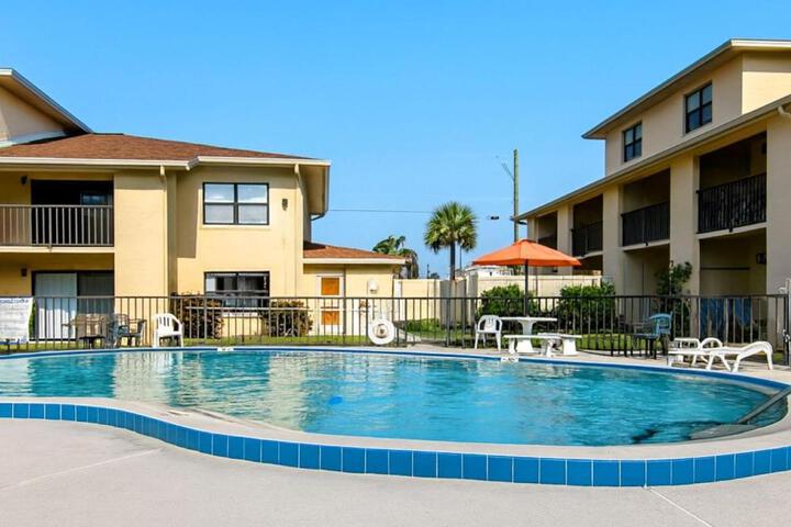 Oasis #21 Daytona Beach Shores-Walk To The Beach-less than 6 miles to Daytons Speedway! in Daytona Beach Shores, FL