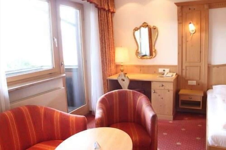 Room 9 of 37