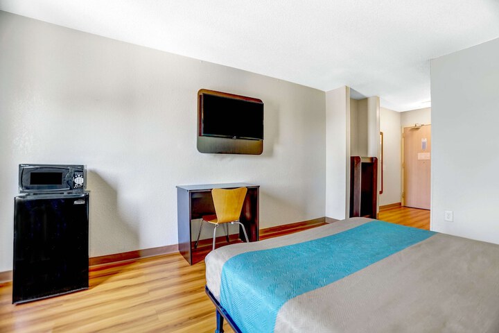 1 Queen Bed (7 of 18)