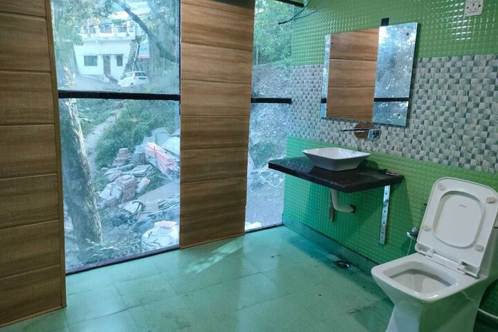 Room 7 of 8
