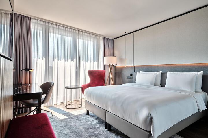 Room 44 of 185