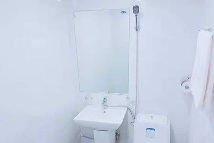Room 7 of 8
