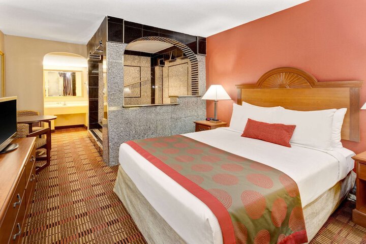 1 Queen Bed (1 of 3)