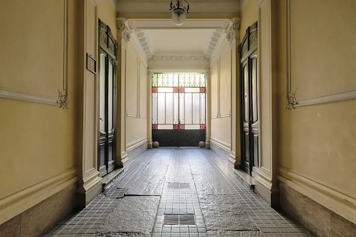 Room 10 of 14