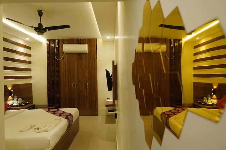 Room 11 of 32