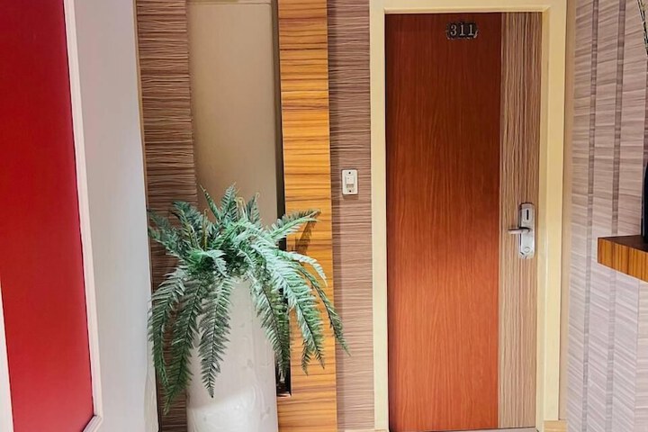 Ballroom/Hall 32 of 46