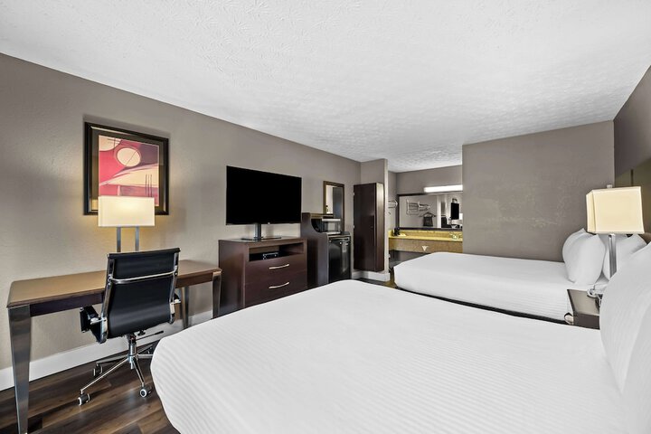 2 Queen Beds High Speed Internet Accessible Coffee Maker, Hairdryer Iron and Ironing Board Full Breakfast (4 of 6)