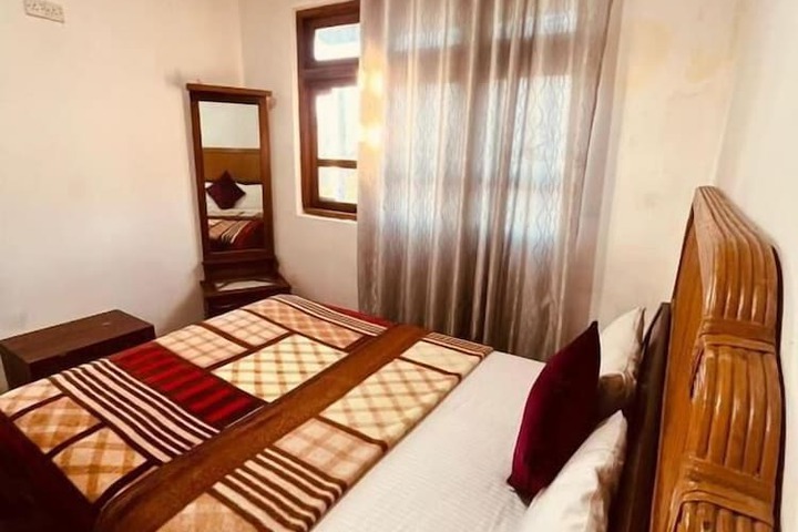 Room 4 of 12