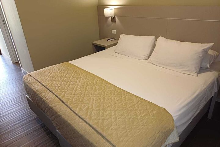 Room 13 of 76