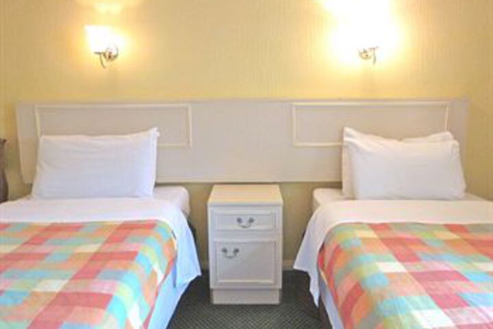 Room 6 of 12