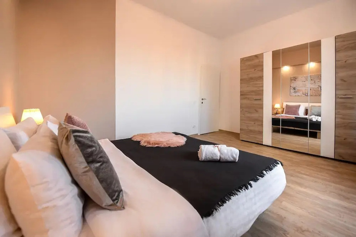 Room 5 of 17