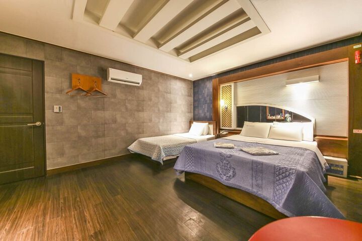 Room 10 of 17
