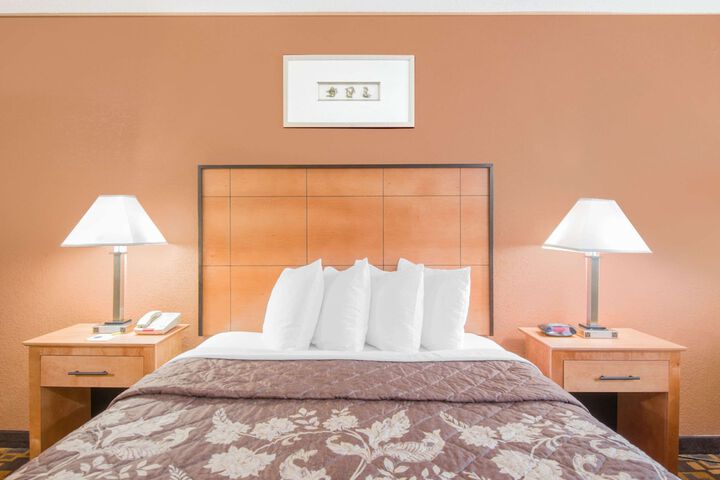 1 King Bed Business Room (6 of 6)