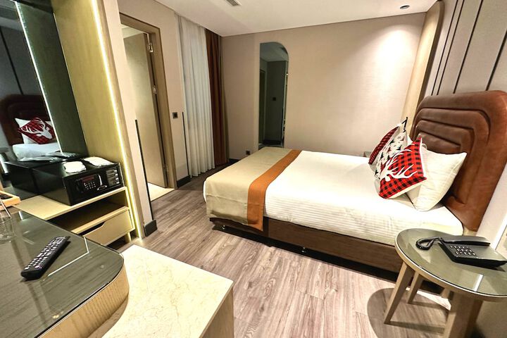 Room 3 of 96