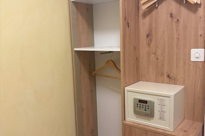 Room 182 of 266
