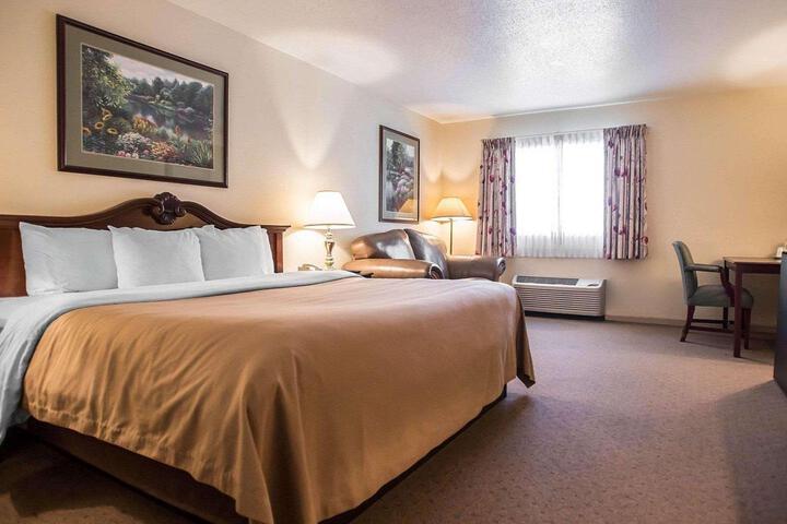 Queen Bed Accessible (9 of 9)