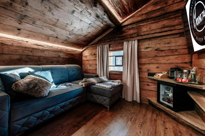 Room 4 of 18
