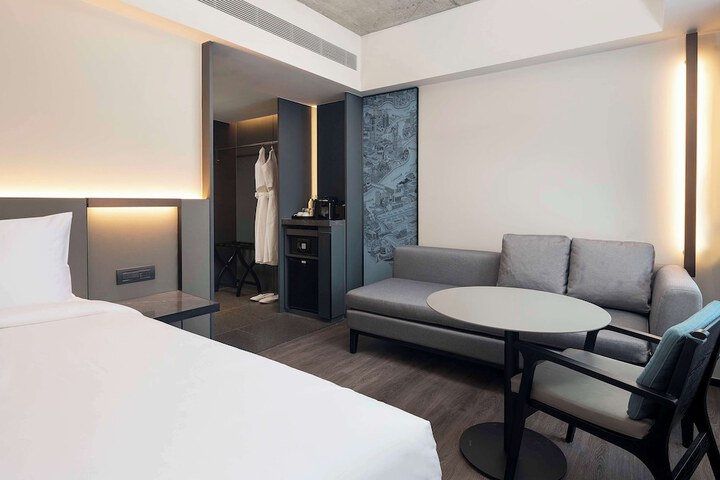 Room 9 of 49