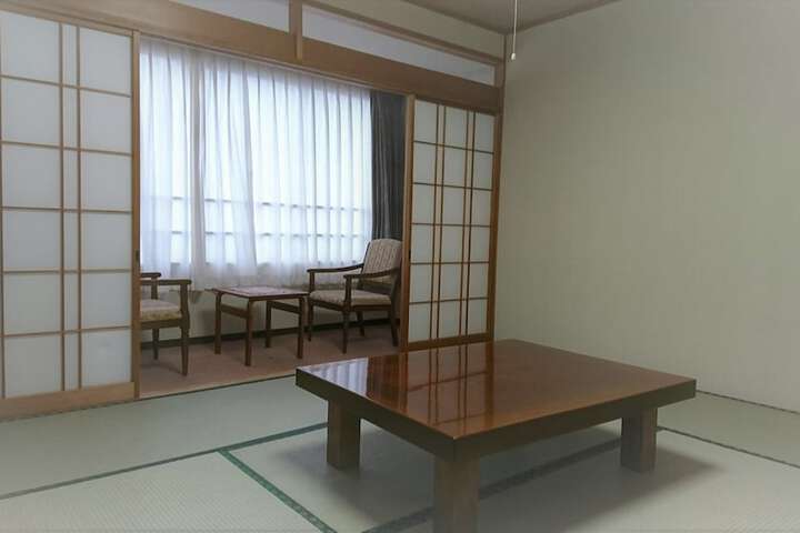 Room 4 of 7