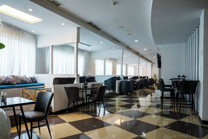 Lounge 94 of 108