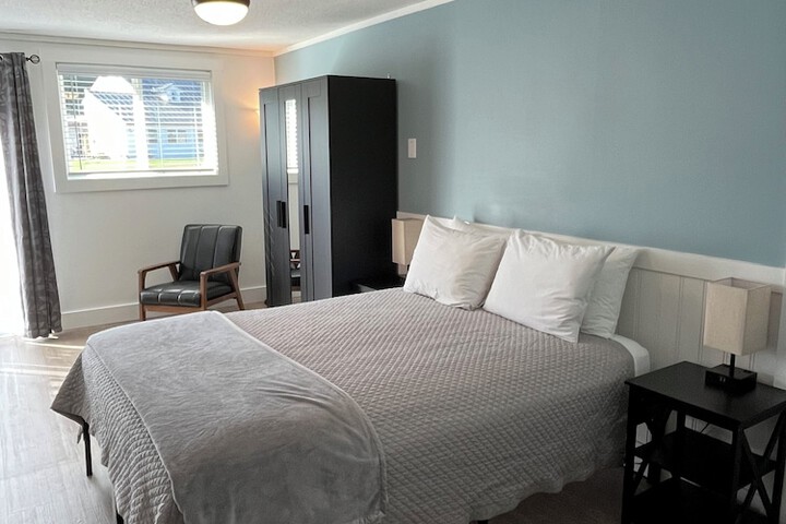 1 Queen Bed (2 of 7)
