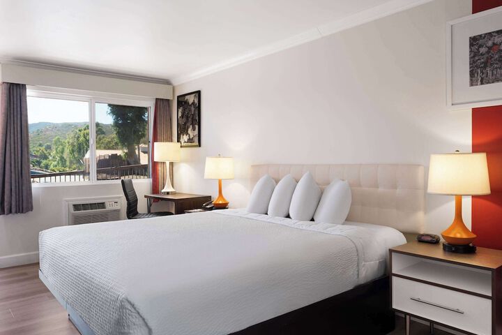 1 King Bed (2 of 18)