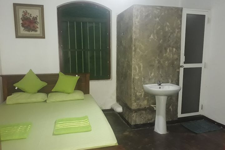 Room 4 of 25