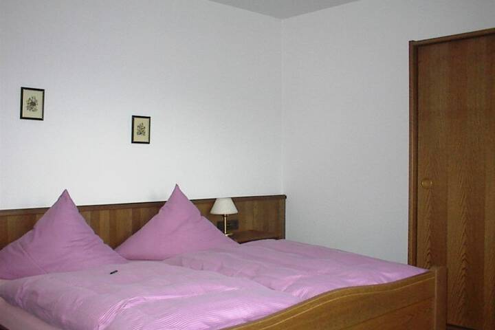 Room 6 of 12
