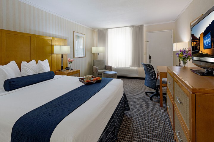 1 King Bed (1 of 22)