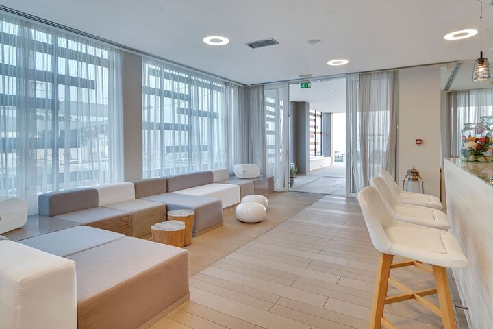 Entrance & Lobby