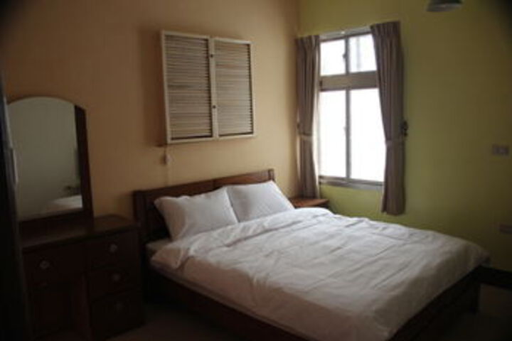Room 8 of 33