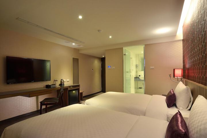 Room 11 of 40
