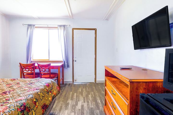 1 Queen Bed (4 of 20)
