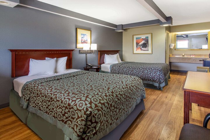 1 Queen Bed (5 of 6)