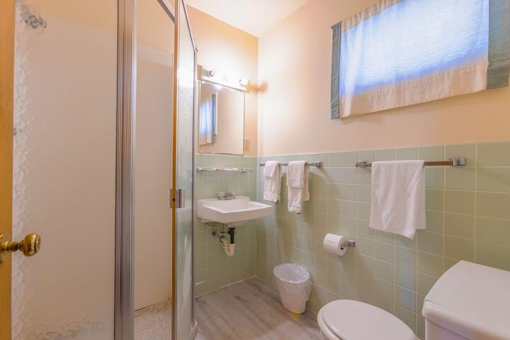 Family 2 Queen Beds Kitchenette (17 of 18)