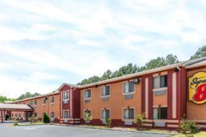 Exterior of Super 8 Memphis / East/Macon Cove Area