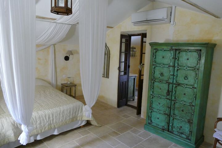 Room 8 of 34
