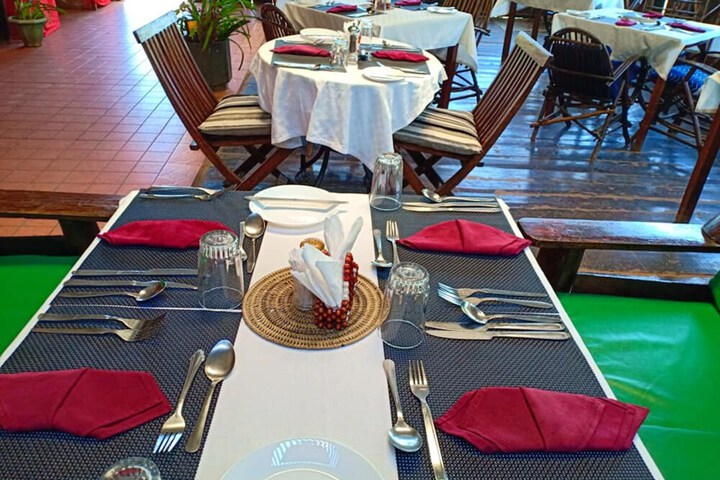 Dining 10 of 12