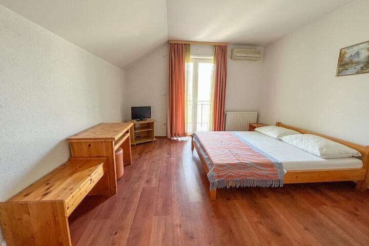 Room 7 of 23
