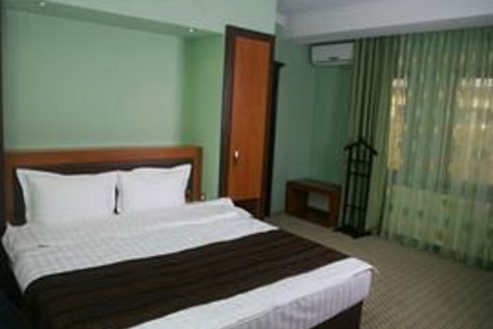 Room 4 of 11