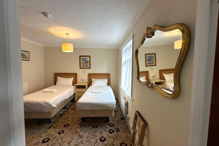 Room 16 of 38