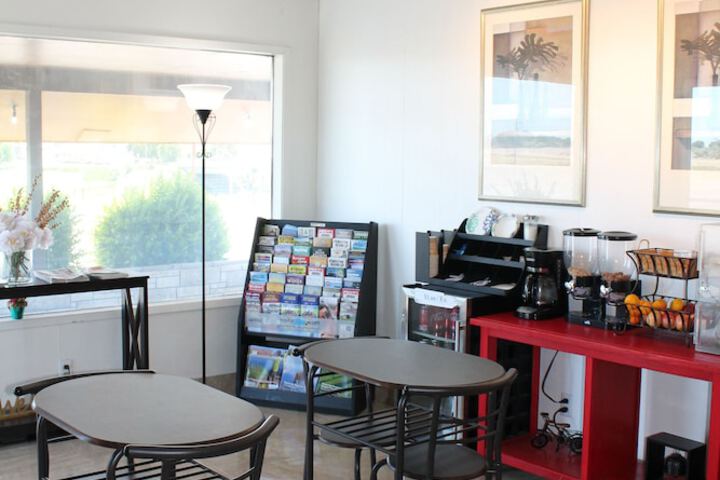 Lounge 16 of 20