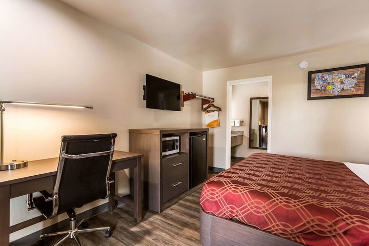 1 King Bed Accessible (17 of 18)