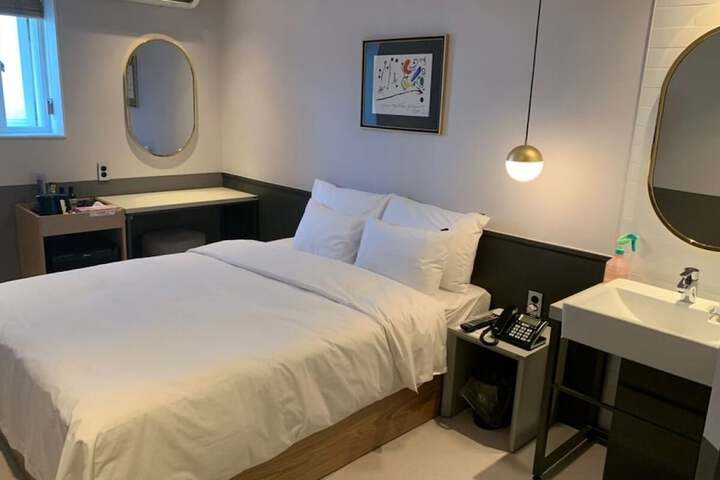 Room 8 of 28