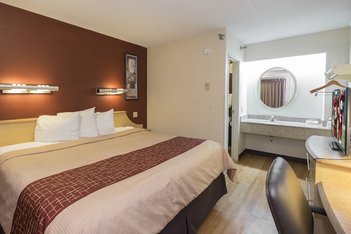 Deluxe King Bed Accessible (10 of 11)